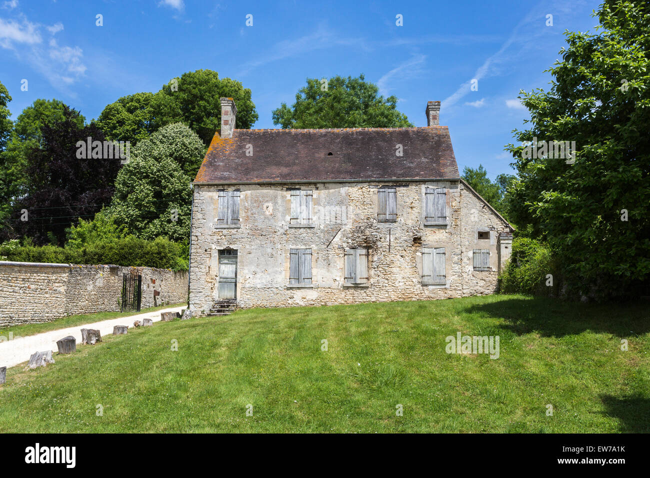Neglected, decaying stone cottage in Domaine de Villarceaux, near Chaussy, Ile-de-France, northern France Stock Photo