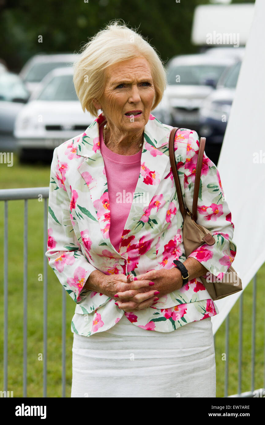 Oxford, UK. 19th June, 2015. Mary Berry Opens the Blenheim palace flower show . Credit:  Pete Lusabia/Alamy Live News Stock Photo