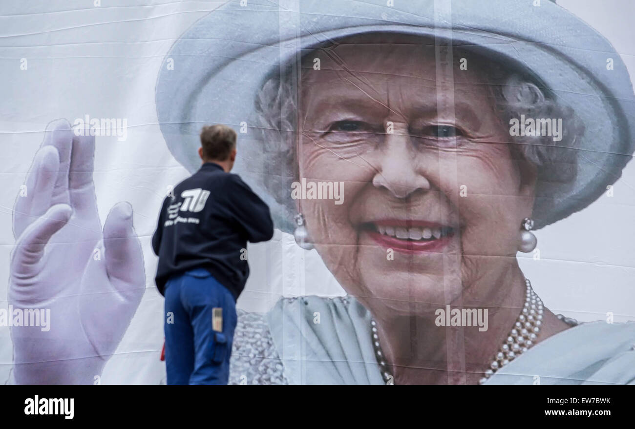 Berlin, Germany. 19th June, 2015. Employees of the Technische Universitaet Berlin (lit. Technical university Berlin) attach a large-sized poster of the Queen on occasion of the Queen's state visit to the university's main building in Berlin, Germany, 19 June 2015. The Queen will visit the university during her state visit to Berlin. Photo: TIM BRAKEMEIER/dpa/Alamy Live News Stock Photo