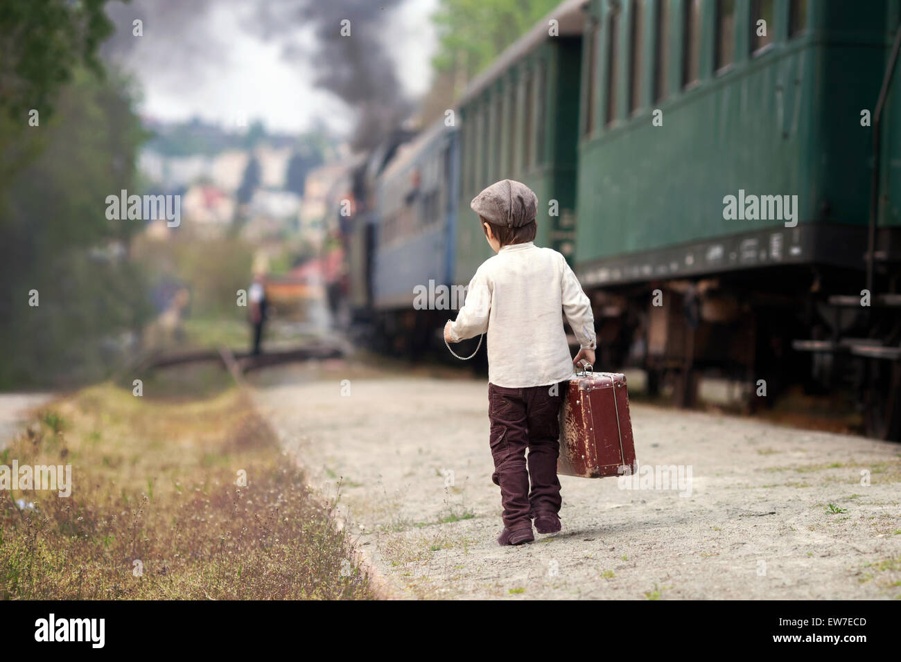 Сын переезжает в другой город. Мальчик с чемоданом. Чемодан для детей. Мальчик с чемоданом на вокзале. Перрон это для детей.