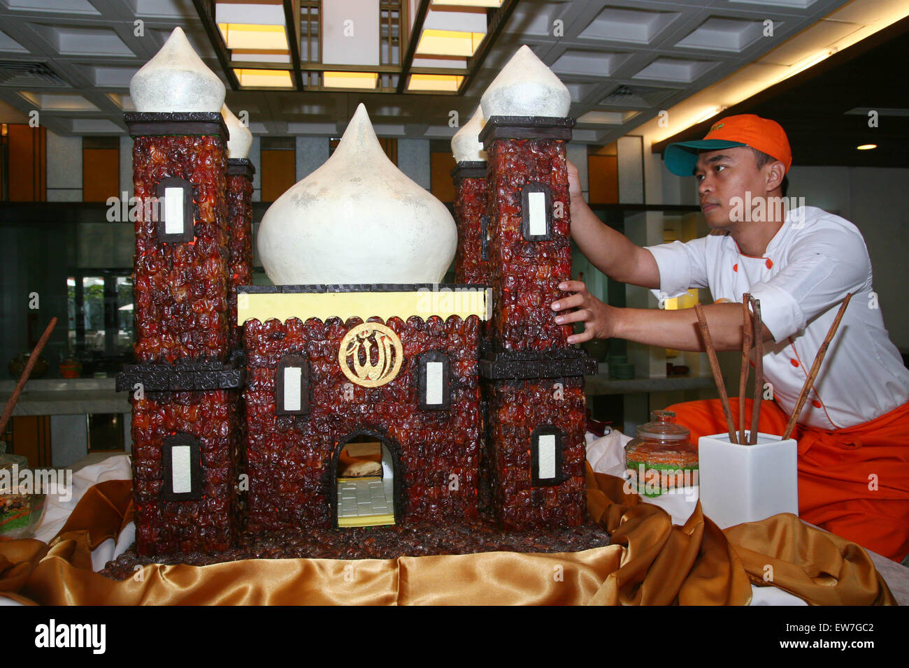 Malang, Indonesia. 19th June, 2015. A man decorates the replica of mosque made from dates during Ramadan month in Malang, Indonesia, June 19, 2015. © A. Rochman/Xinhua/Alamy Live News Stock Photo