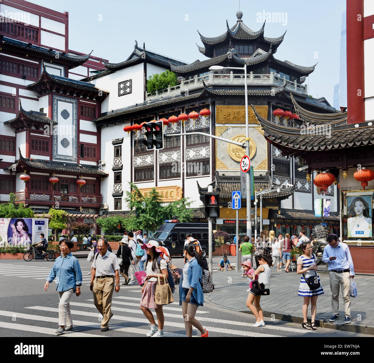 Yuyuan Garden Bazaar buildings founded by Ming dynasty Pan family ' Old Chinese city ' shopping area of Shanghai  China   (  Classical Chinese architecture ) Stock Photo