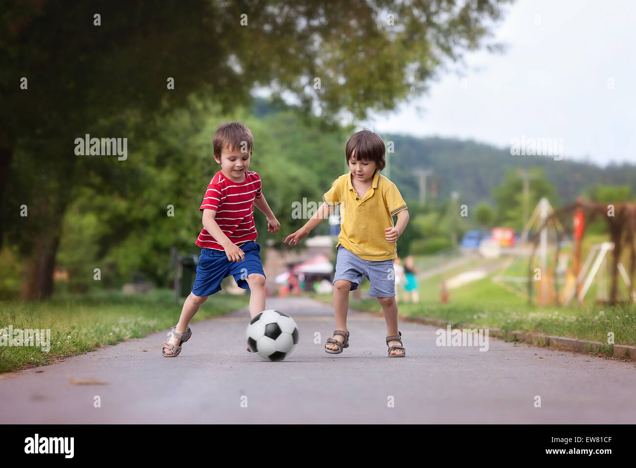 Играют в футбол в парке