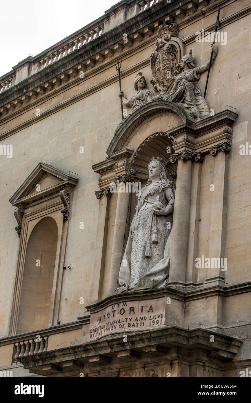 Front of the Victoria Art Museum in Bath with a statue of Queen ...