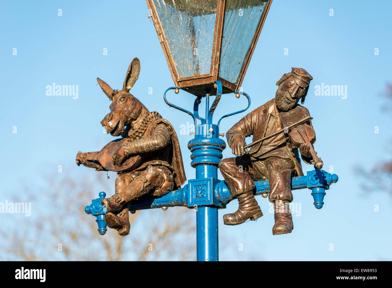 The Israeli Lamp in Stratford upon Avon depicts Bottom from Shakespeare's A Midsummer night's Dream and a fiddler Stock Photo