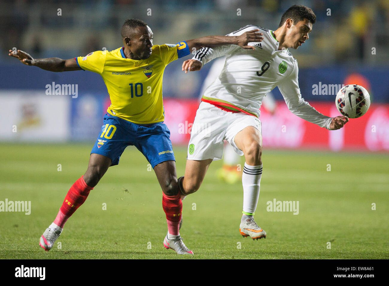 Rancagua, Chile. 19th June, 2015. Mexico's Raul Jimenez (R) vies with Ecuador's Walter Ayovi during the Group A match of the Copa America Chile 2015, held in the El Teniente stadium, in Rancagua, Chile, on June 19, 2015. Ecuador won 2-1. Credit:  Luis Echeverria/Xinhua/Alamy Live News Stock Photo