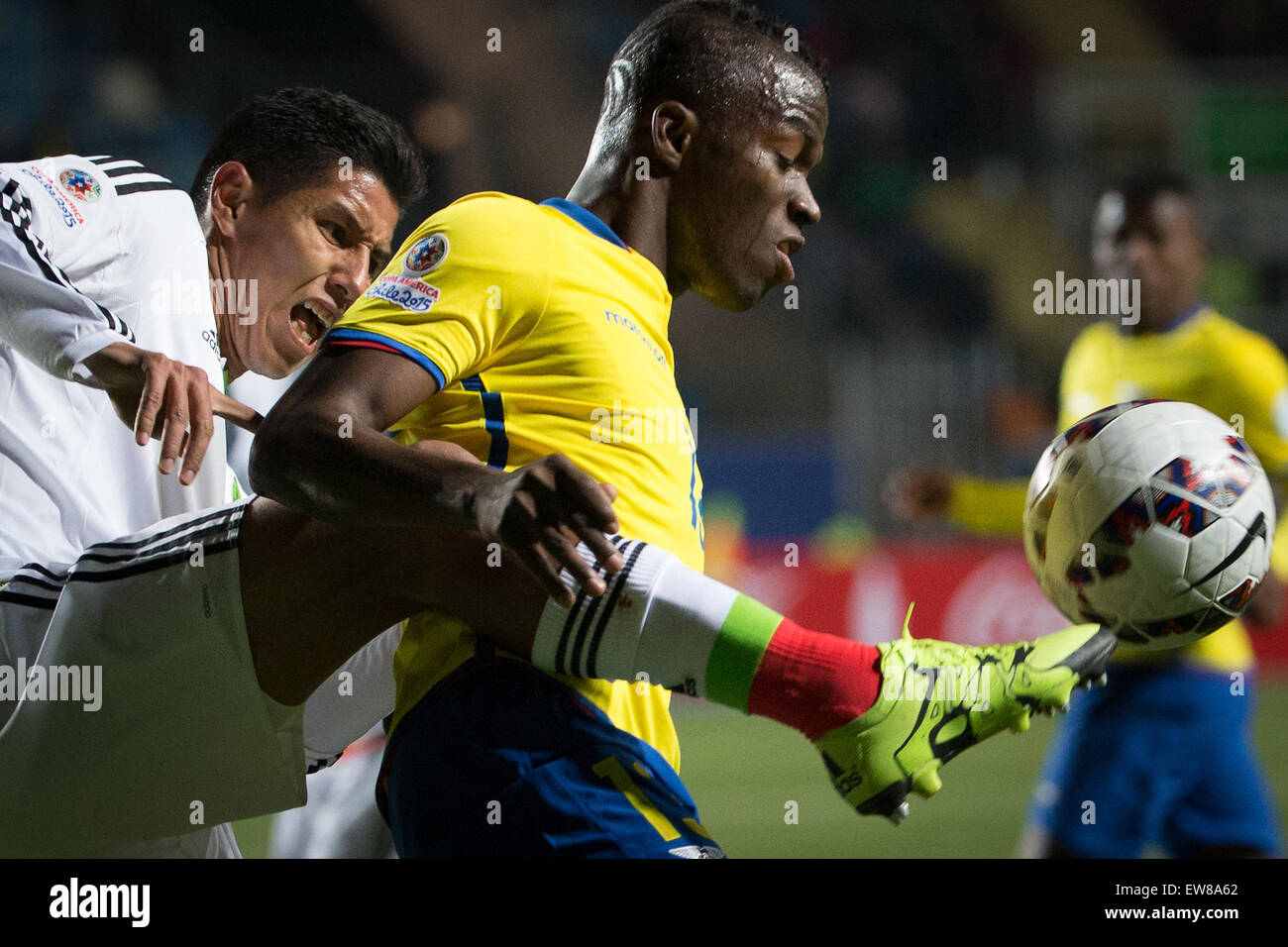 Rancagua, Chile. 19th June, 2015. Mexico's Hugo Ayala (L) vies with Ecuador's Enner Valencia during the Group A match of the Copa America Chile 2015, held in the El Teniente stadium, in Rancagua, Chile, on June 19, 2015. Ecuador won 2-1. Credit:  Pedro Mera/Xinhua/Alamy Live News Stock Photo