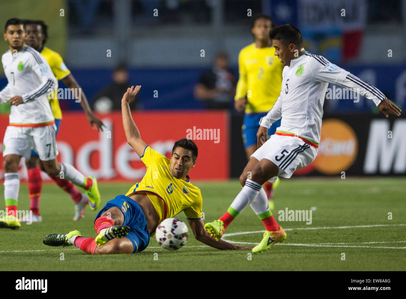 Rancagua, Chile. 19th June, 2015. Mexico's Juan Valenzuela (R) vies with Ecuador's Christian Noboa during the Group A match of the Copa America Chile 2015, held in the El Teniente stadium, in Rancagua, Chile, on June 19, 2015. Ecuador won 2-1. Credit:  Luis Echeverria/Xinhua/Alamy Live News Stock Photo