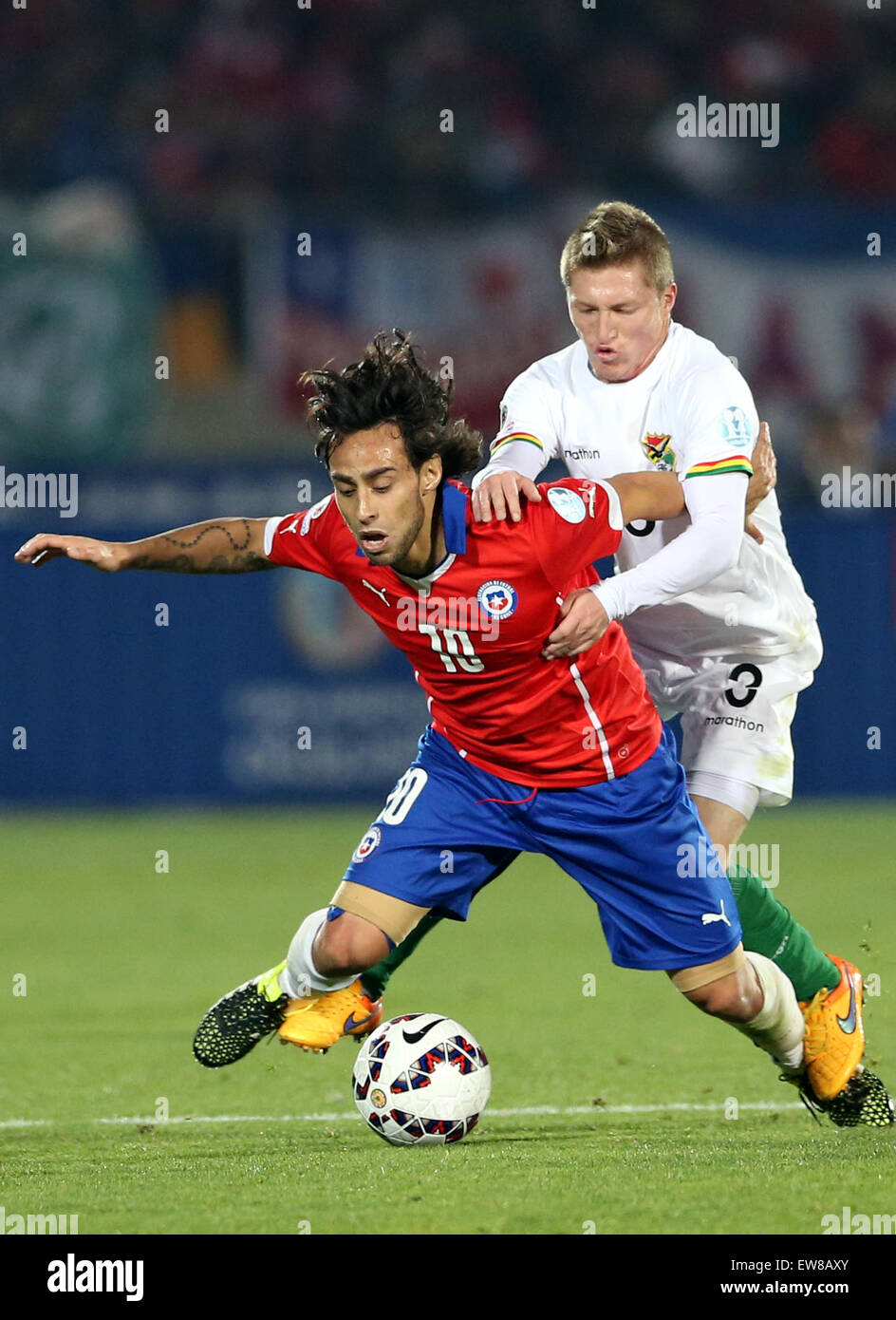 Santiago, Chile. 19th June, 2015. Chile's Jorge Valdivia (R) vies with Bolivia's Alejandro Chumacero during the Group A match of the Copa America Chile 2015, held in the National Stadium, in Santiago, Chile, on June 19, 2015. Chile won 5-0. Credit:  Jorge Villegas/Xinhua/Alamy Live News Stock Photo