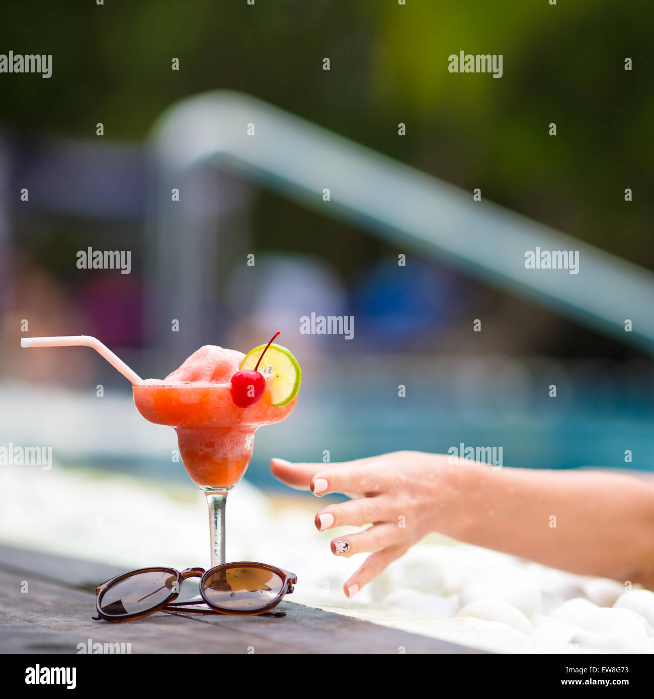 Tasty cocktail background swimming pool Stock Photo - Alamy