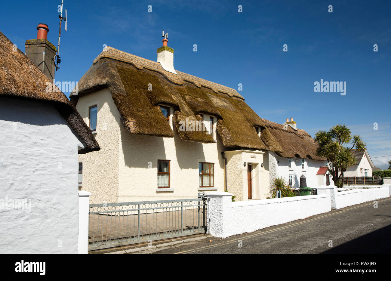 Village centre thatched cottage hires stock photography and images Alamy