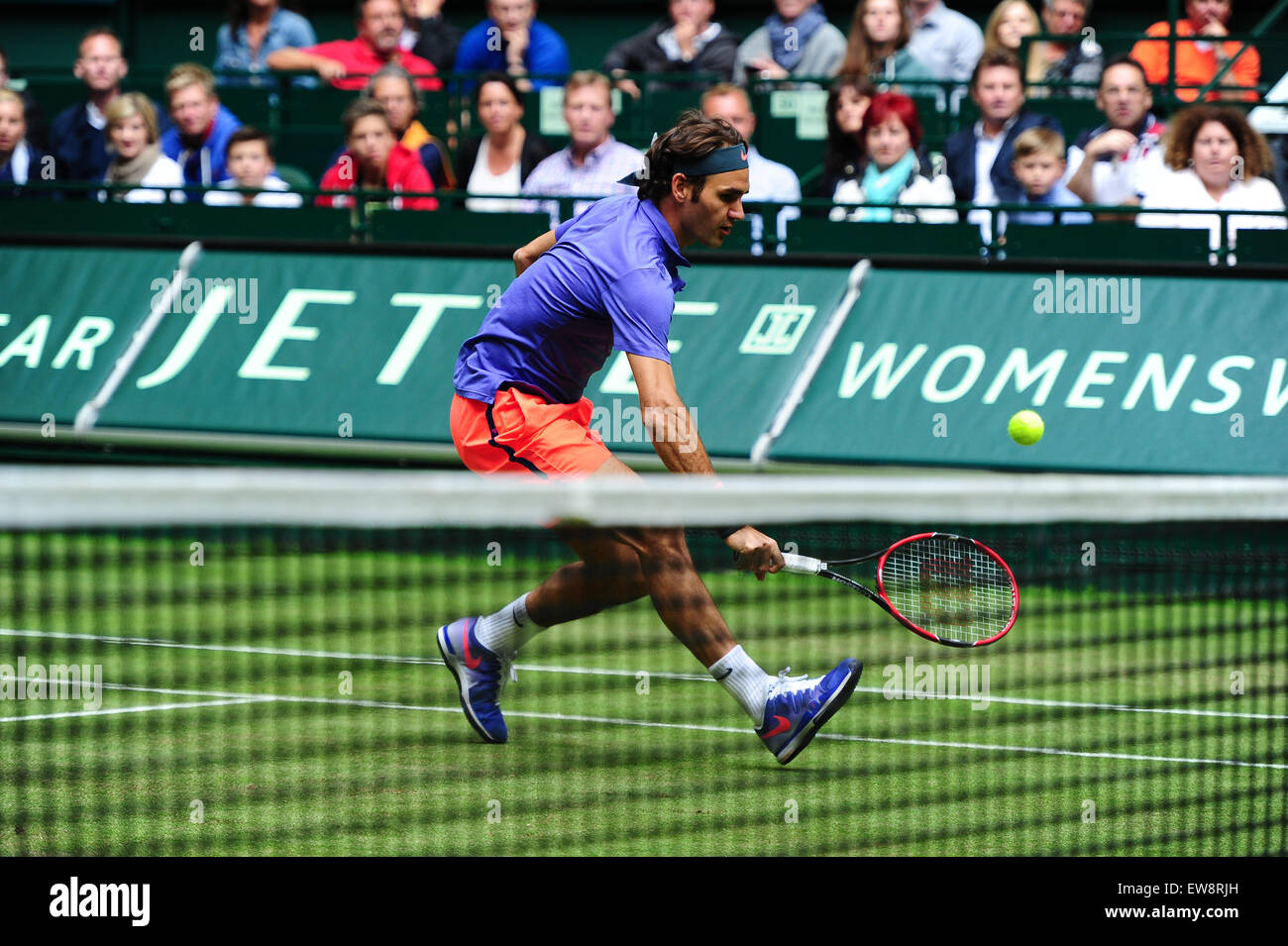 Flash exegese Helaas Halle (Westfalen), Germany. 20th June, 2015. Roger Federer volley at the  net during a match of the Gerry Weber Open semi-finals against Ivo Karlovic  in Halle (Westfalen) on June 20, 2015. Credit: