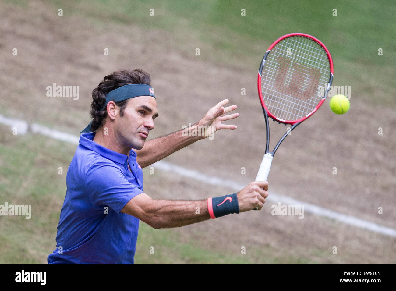 Halle, Germany. 20th June, 2015. Roger Federer of Switzerland during the  semifinal match against Ivo Karlovic of Croatia in the ATP tennis tournament  in Halle, Germany, 20 June 2015. Photo: MAJA HITIJ/dpa/Alamy