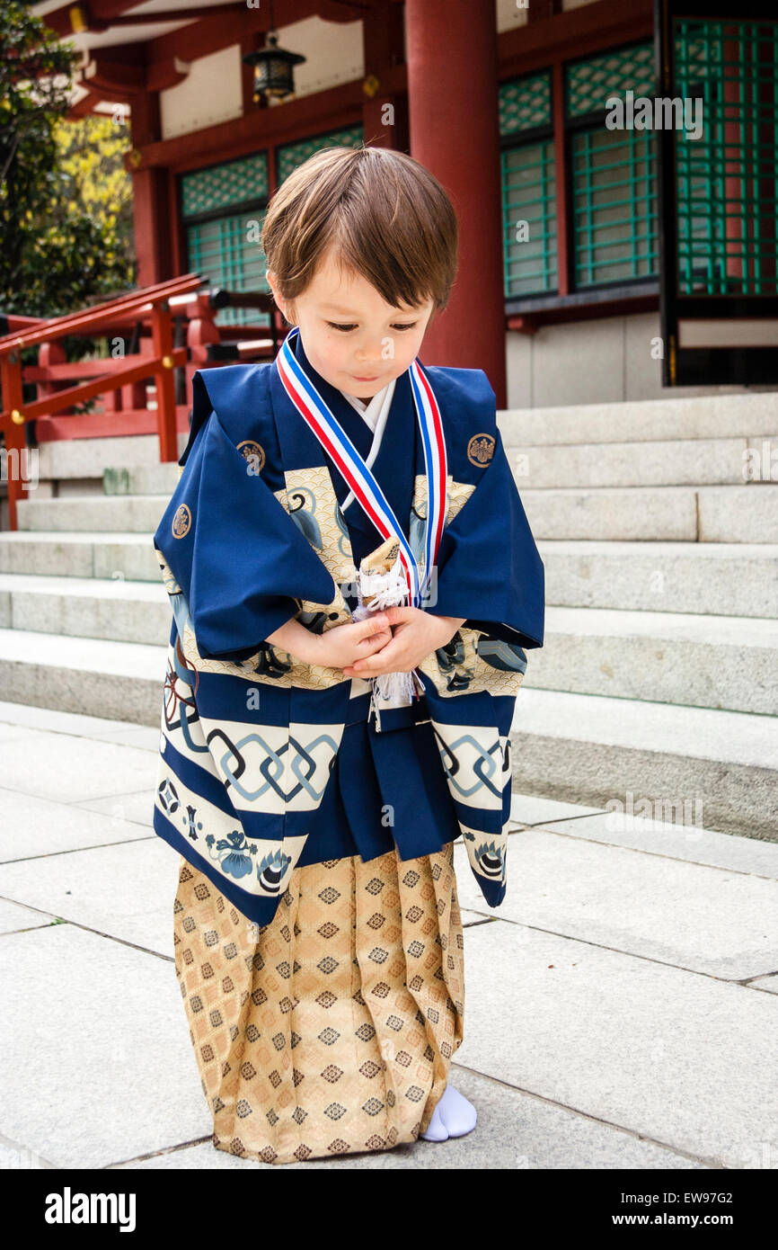 Japan, angelic 5 year old Asian Caucasian child, boy, dressed in kimono,  bowing gently at his shichi-go-san coming of age ceremony. in front of  shrine Stock Photo - Alamy