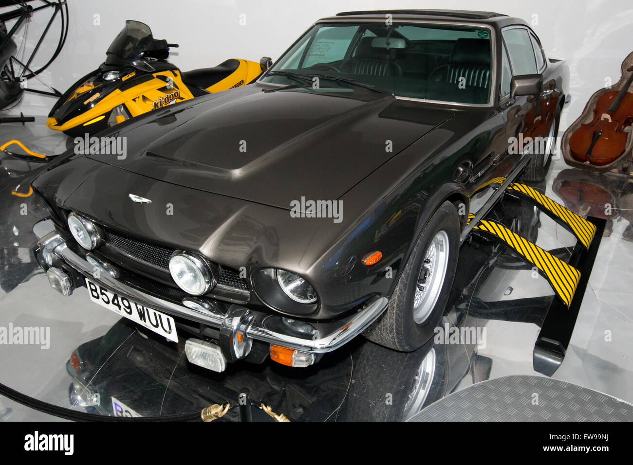 Aston martin v8 vintage hi-res stock photography and images Aston martin v8 vintage hi-res stock photography and images
