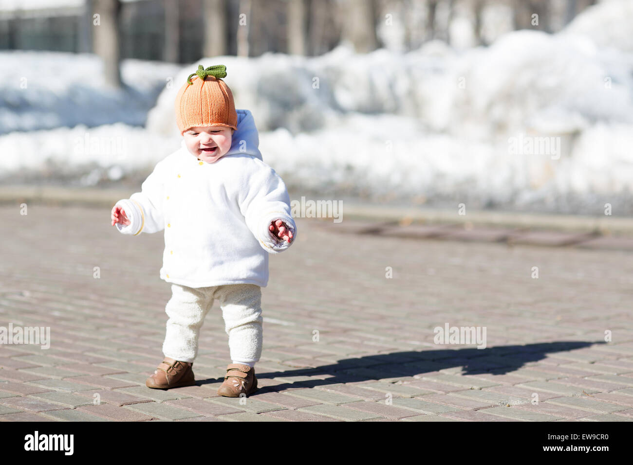 Baby first steps spring hi-res stock photography and images - Alamy