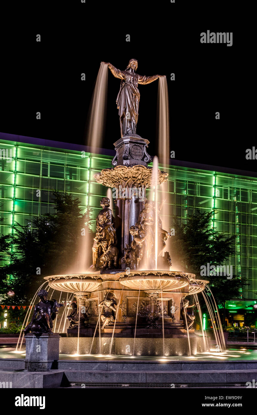 Fountain Square, Cincinnati at night with green building Stock Photo