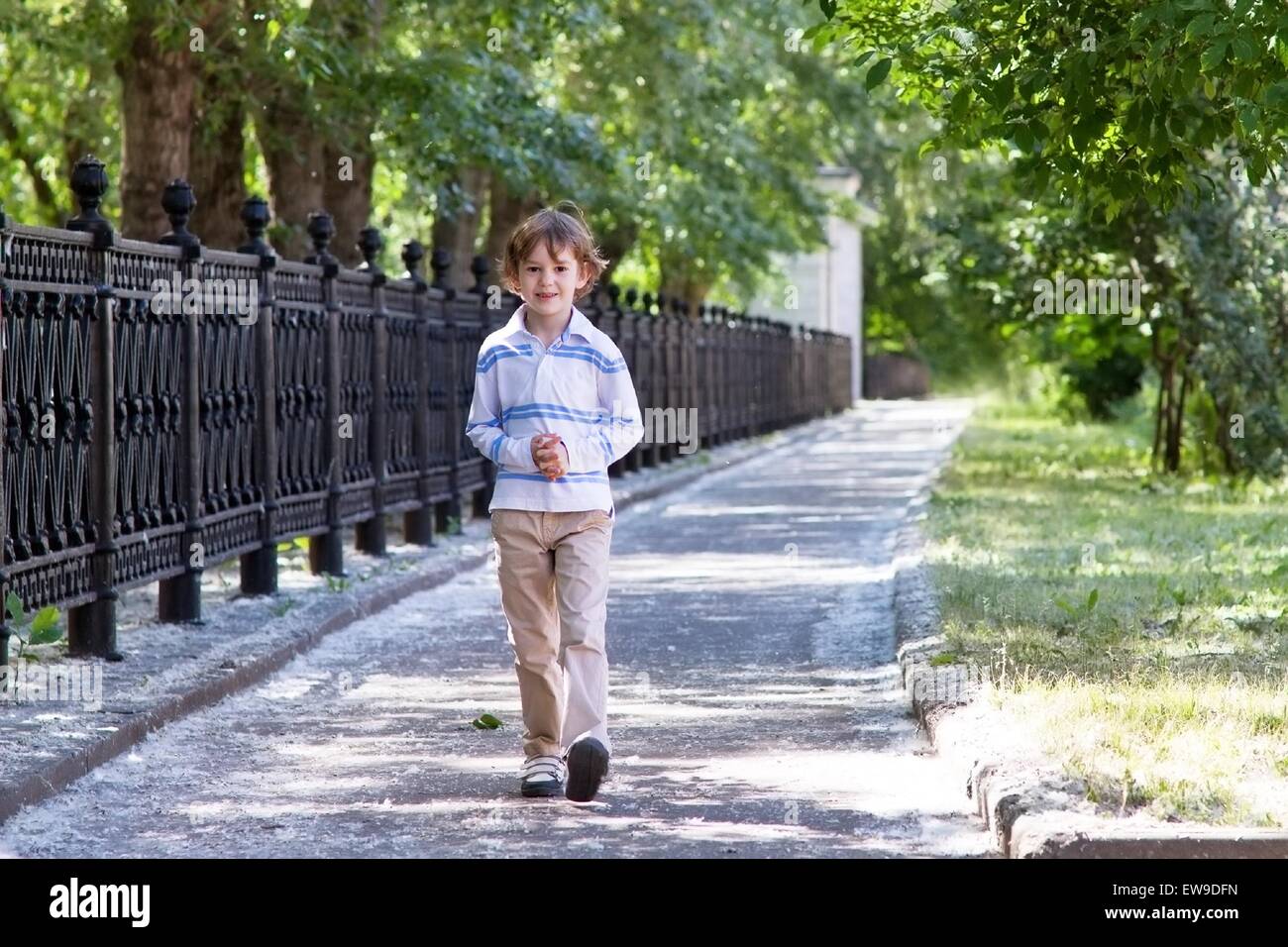 Папа шагает. Мальчик идет. Мальчик гуляет. Мальчик идет по дороге. Ребенок идет по улице.
