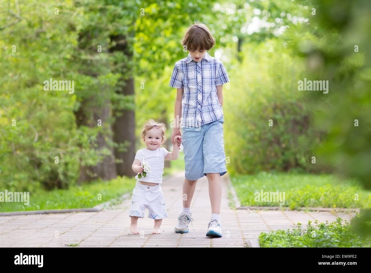 Можно ли гулять с братом. Прогулка с сестрой. Можно ли гулять с братом. Можно ли гулять с братом. Дети улицы.
