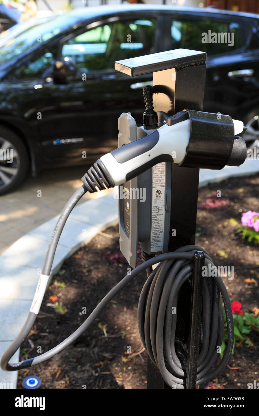 Charging station for electric vehicles with electric vehicle in