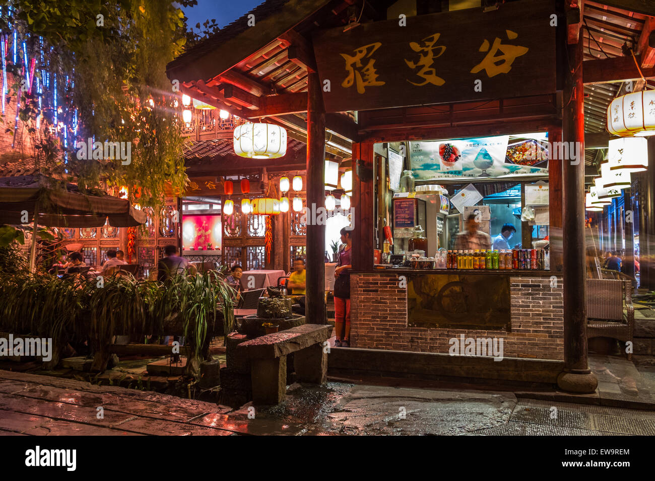 People eating at Chinese restaurant outside at night Stock Photo Alamy