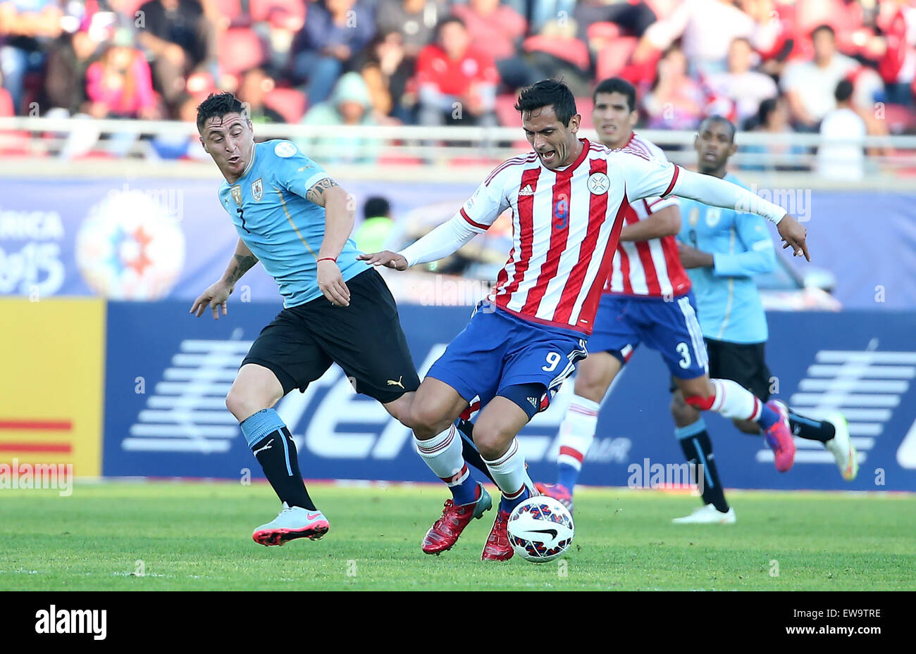 La Serena, Chile. 20th June, 2015. Uruguay's Cristian Rodriguez (L) vies with Paraguay's Roque Santa Cruz (R) during a Group B match between Uruguay and Paraguay at the 2015 American Cup in La Serena, Chile, June 20, 2015. The match ended with a 1-1 draw. Credit:  Xu Zijian/Xinhua/Alamy Live News Stock Photo