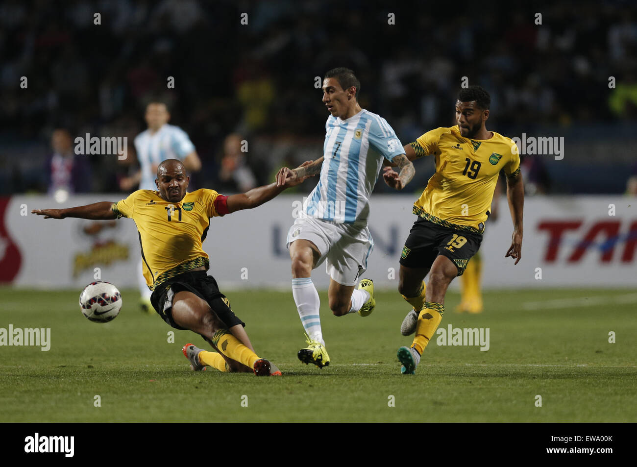 Vina Del Mar, Chile. 20th June, 2015. Argentina's Angel Di Maria (C) vies for the ball with Jamaica's Rodolph Austin (L) and Adrian Mariappa (R) during a Group B match at the 2015 American Cup, held at Sausalito Stadium in Vina del Mar, Chile, on June 20, 2015. Argentina won 1-0. Credit:  Guillermo Arias/Xinhua/Alamy Live News Stock Photo