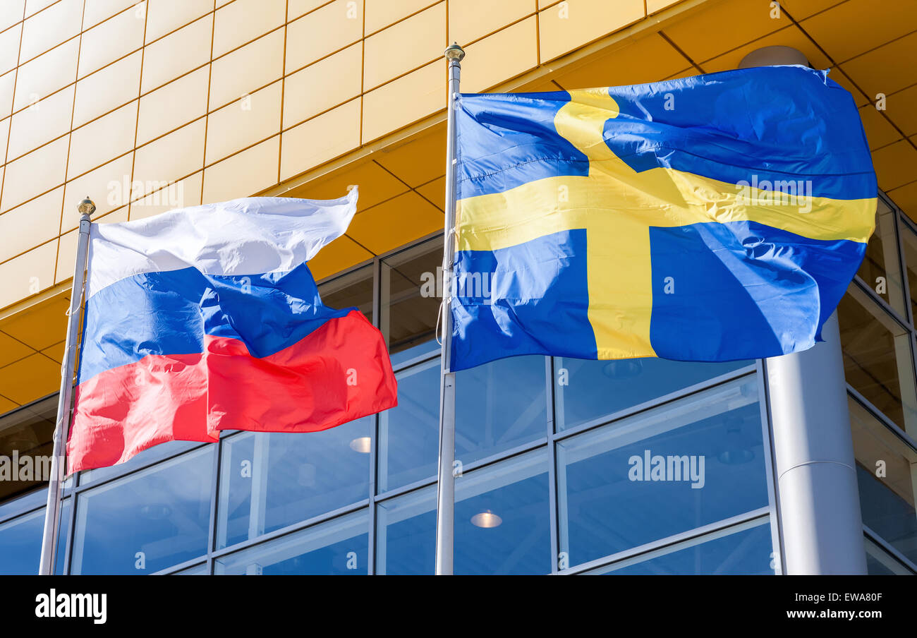 Met bloed bevlekt Woestijn partitie Flags of Sweden and Russia waving against IKEA store Stock Photo - Alamy