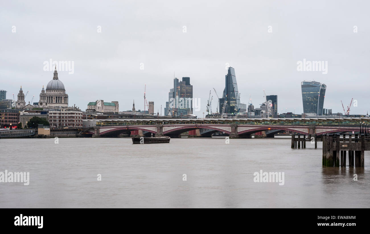 London, UK. 21 June 2015. The Summer solstice begins with sunrise over ...