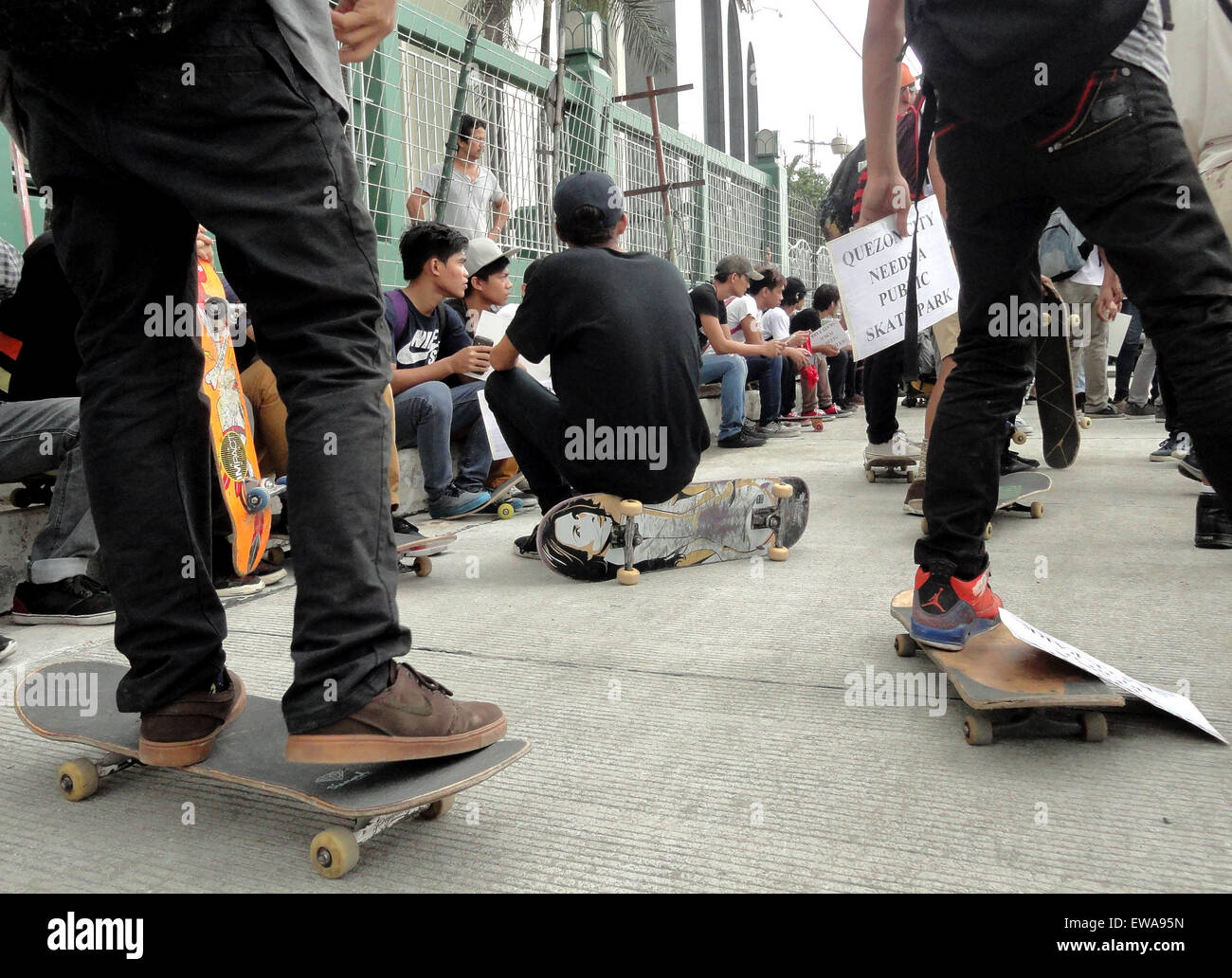 Quezon City, Philippines. 21st June, 2015. A Filipino skateboarder
