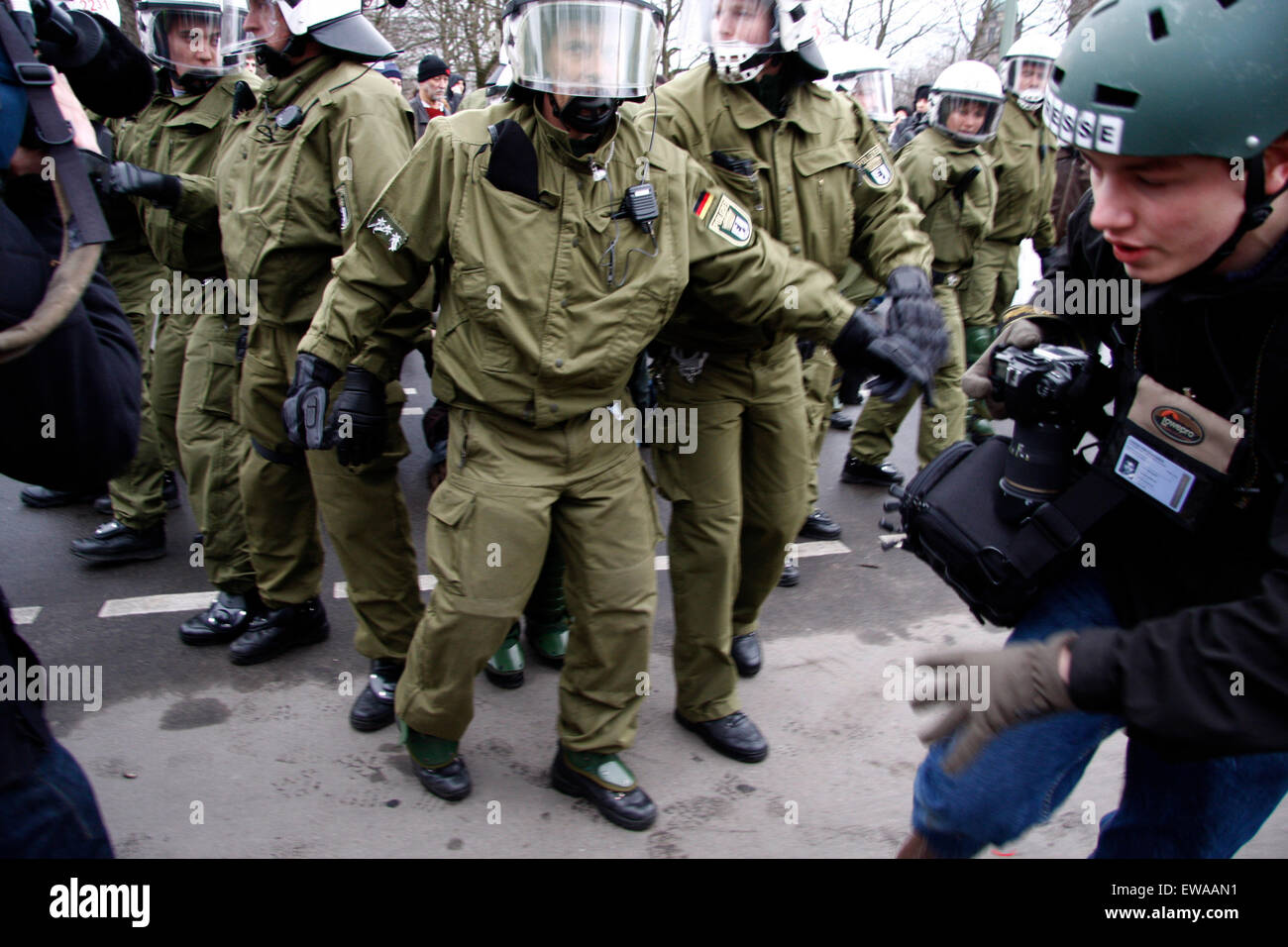 Polizisten nehmen einen Demonstranten fest - Impressionen von der Demonstration 'Wir zahlen nicht fuer Eure Krise', 28. Maerz 20 Stock Photo