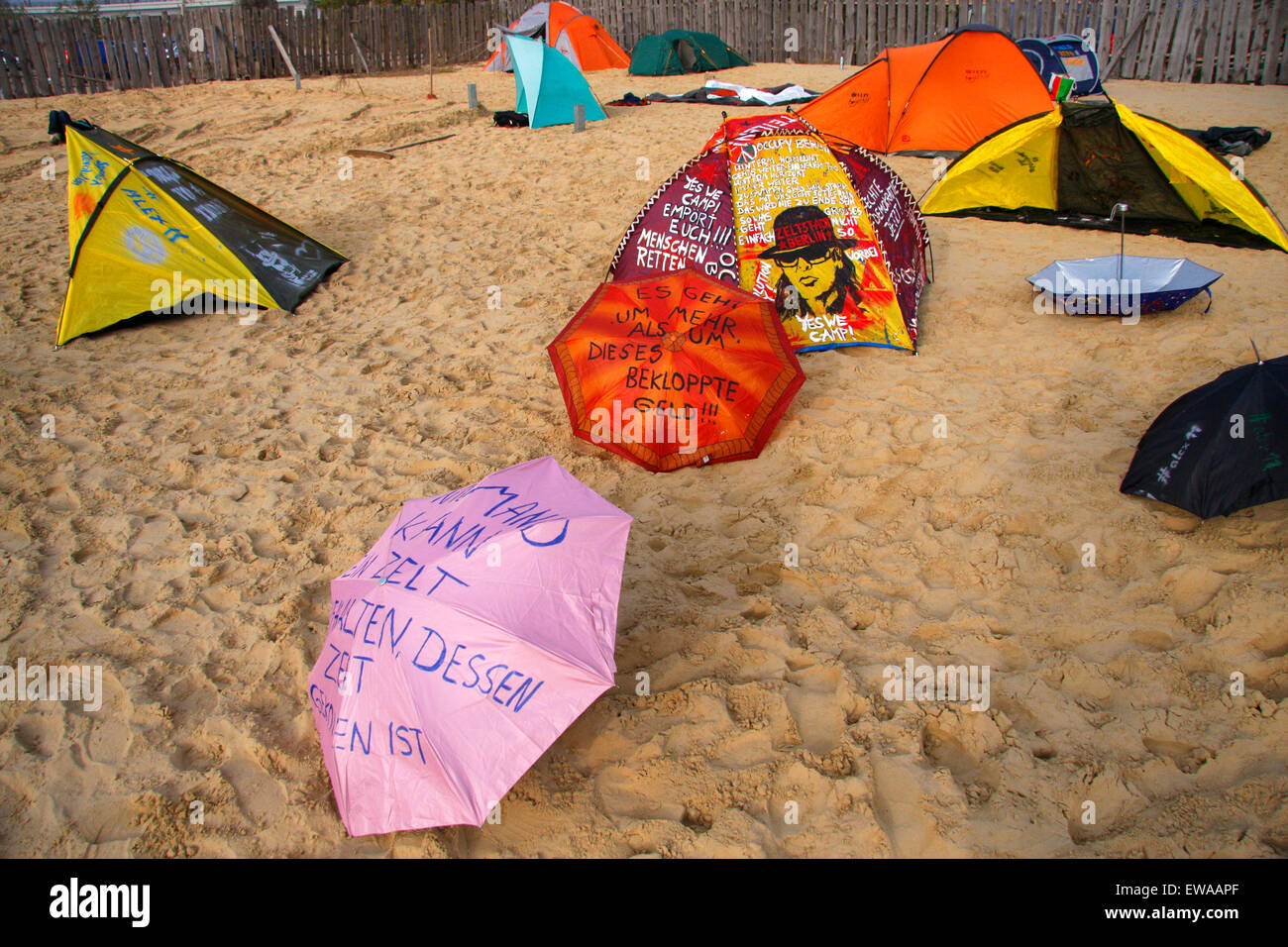 Impressionen: ein zum Bundespressestrand gehoeriges Brachgelaende ist von der Bewegung 'Occupy' besetzt worden. Die von der Paec Stock Photo