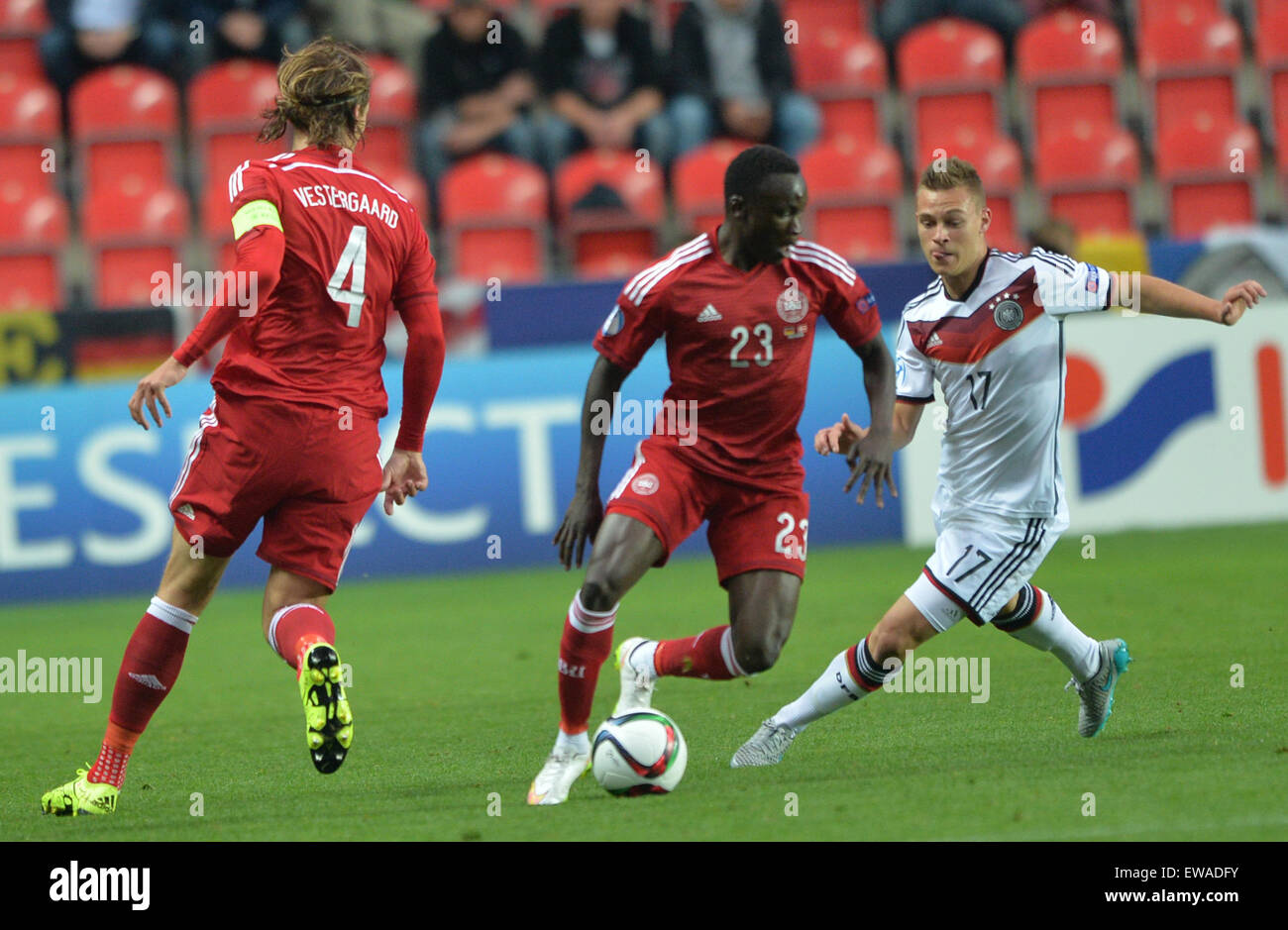 Prague, Czech Republic. 20th June, 2015. Germany's Joshua Kimmich (r) and Jannik Vestergaard (l) and Pione Sisto (M) of Denmark vie for the ball during the UEFA Under-21 European Championships 2015 group A soccer match between Germany and Denmark at Eden Stadium in Prague, Czech Republic, 20 June 2015. Photo: Peter Kneffel/dpa/Alamy Live News Stock Photo