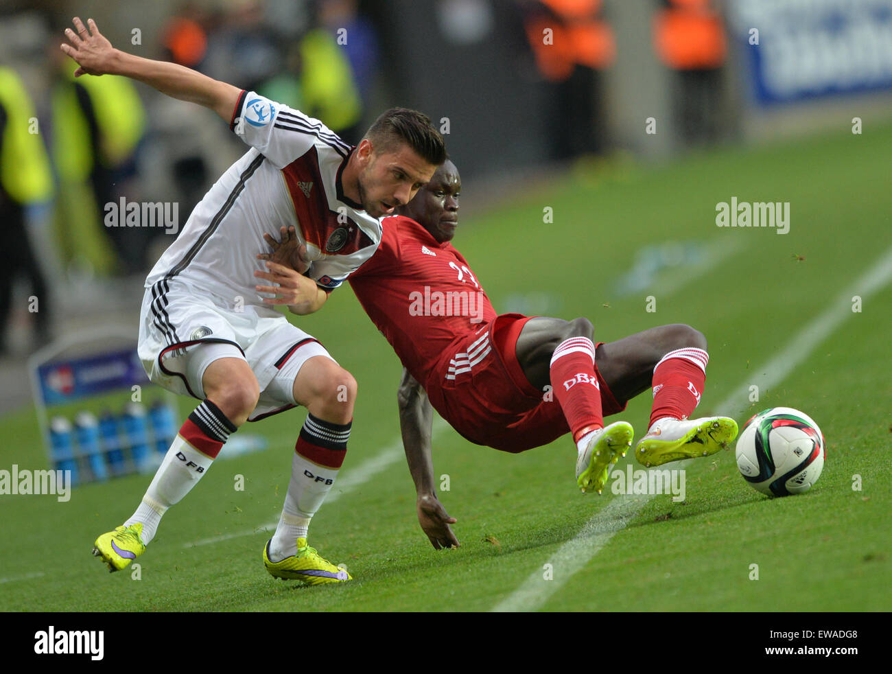 Prague, Czech Republic. 20th June, 2015. Germany's Julian Korb (l) and Pione Sisto of Denmark vie for the ball during the UEFA Under-21 European Championships 2015 group A soccer match between Germany and Denmark at Eden Stadium in Prague, Czech Republic, 20 June 2015. Photo: Peter Kneffel/dpa/Alamy Live News Stock Photo
