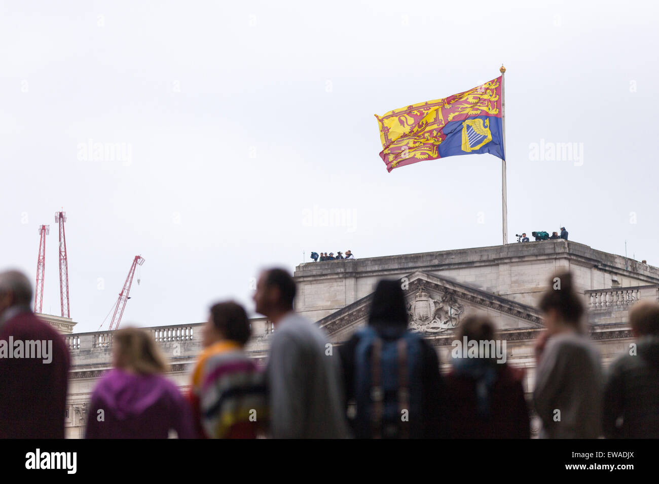 Crowds gather around Buckingham Palace awaiting Queen Elizabeth II and other members of the Royal Family. Stock Photo