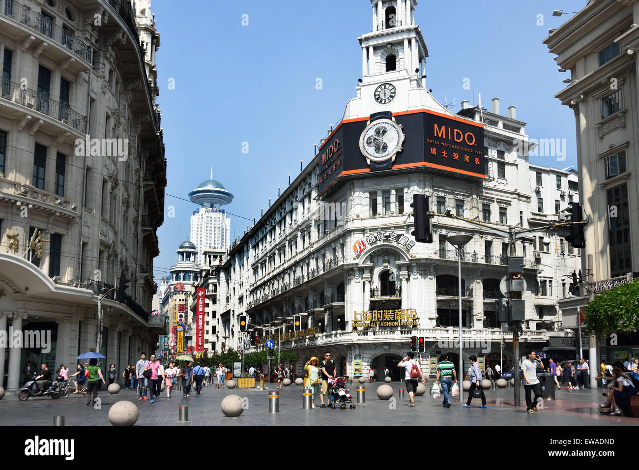 Shanghai china visitors shop hi-res stock photography and images - Alamy
