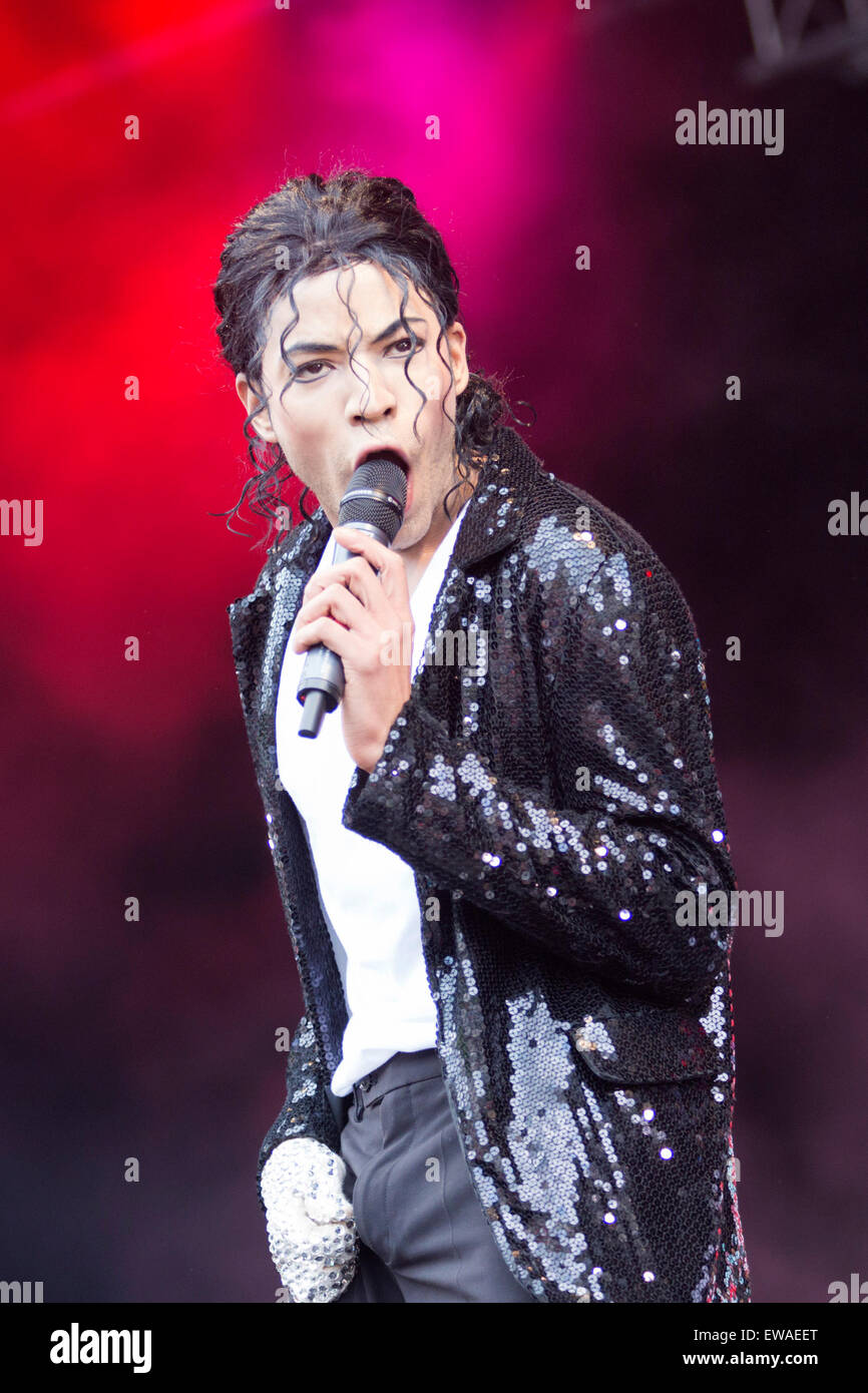 London, UK. 21 June 2015. Stars from the hit Michael Jacksonmusical