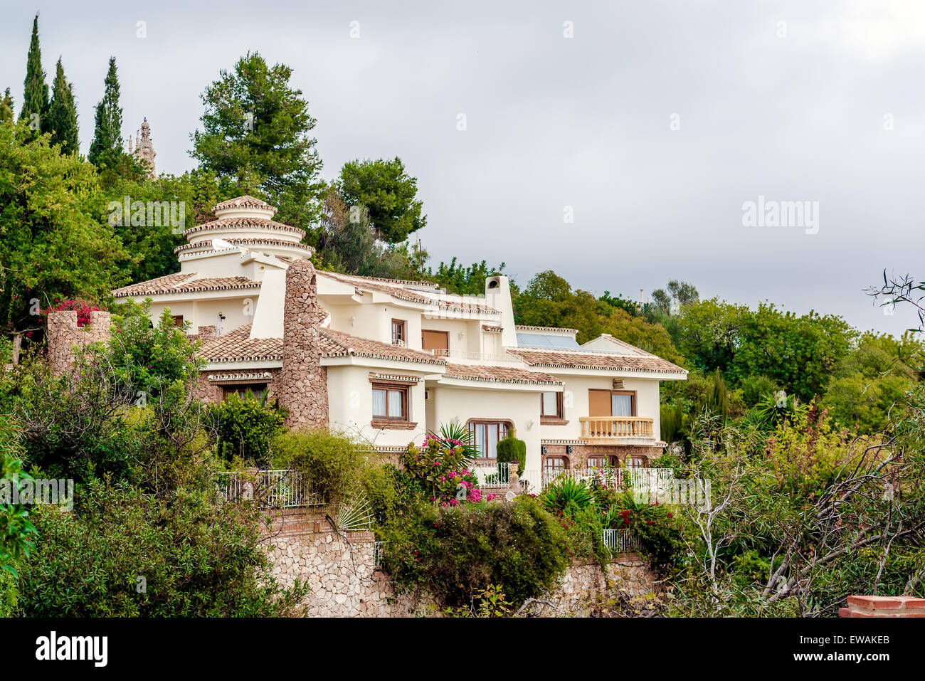 Hillside house hi-res stock photography and images - Alamy