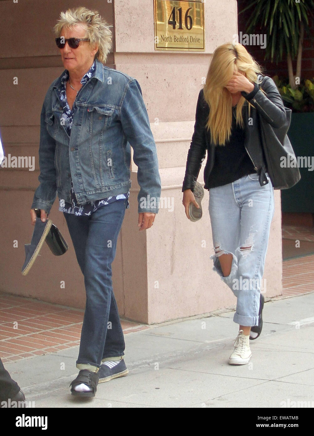 Rod Stewart carrying a bottle of wine leaves a doctors office in ...