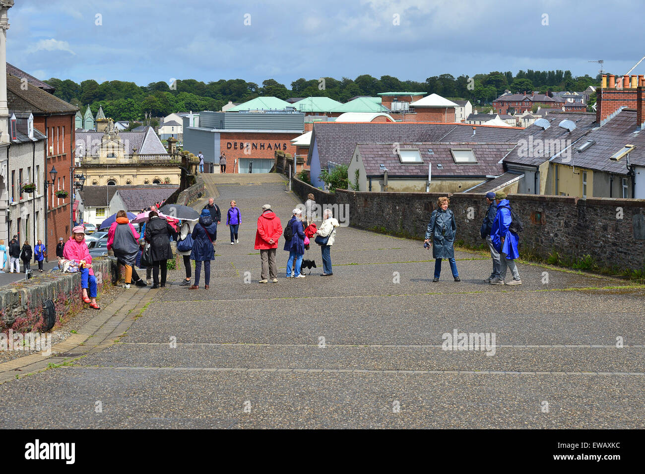 Tourists on 17th century Derry Walls, Londonderry (Derry), Northern Ireland. Stock Photo