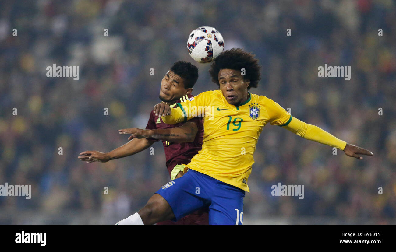 Santiago, Chile. 21st June, 2015. Brazil's Willian (R) vies the ball with Josef Martinez (L) of Venezuela during the Group C match at the Copa America 2015, held at Monumental Stadium in Santiago, Chile, June 21, 2015. Brazil won 2-1. Credit:  Jorge Villegas/Xinhua/Alamy Live News Stock Photo