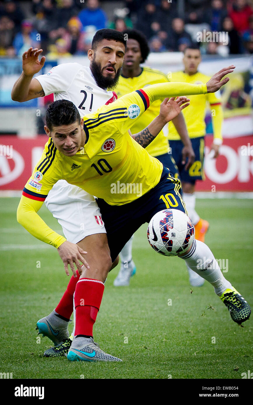 Temuco, Chile. 21st July, 2015. Colombia's James Rodriguez (front) vies with Josepmir Ballon of Peru during a Group C match at the 2015 America Cup, held at German Becker in Temuco, Chile, July 21, 2015. The match ended with 0-0. © Pedro Mera/Xinhua/Alamy Live News Stock Photo