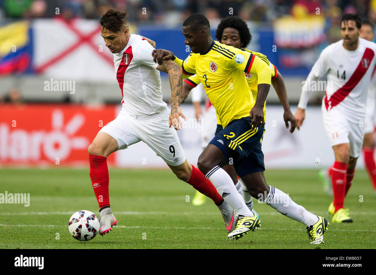 Temuco, Chile. 21st July, 2015. Colombia's Cristian Zapata (front R) vies with Paolo Guerrero (L) of Peru during a Group C match at the 2015 America Cup, held at German Becker in Temuco, Chile, July 21, 2015. The match ended with 0-0. © Pedro Mera/Xinhua/Alamy Live News Stock Photo