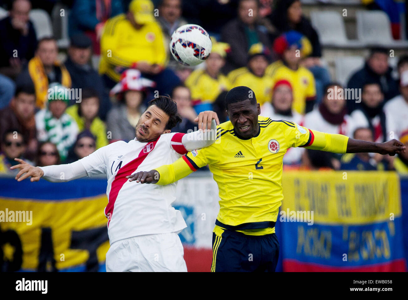 Temuco, Chile. 21st July, 2015. Colombia's Cristian Zapata (R) vies with Claudio Pizarro (L) of Peru during a Group C match at the 2015 America Cup, held at German Becker in Temuco, Chile, July 21, 2015. The match ended with 0-0. © Pedro Mera/Xinhua/Alamy Live News Stock Photo