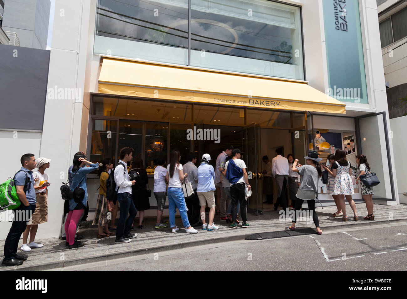 Beverly Hills, CA/USA - July 12, 2020: Long line of socially distancing  customers in face masks wait outside the Louis Vuitton store Rodeo Drive  Stock Photo - Alamy