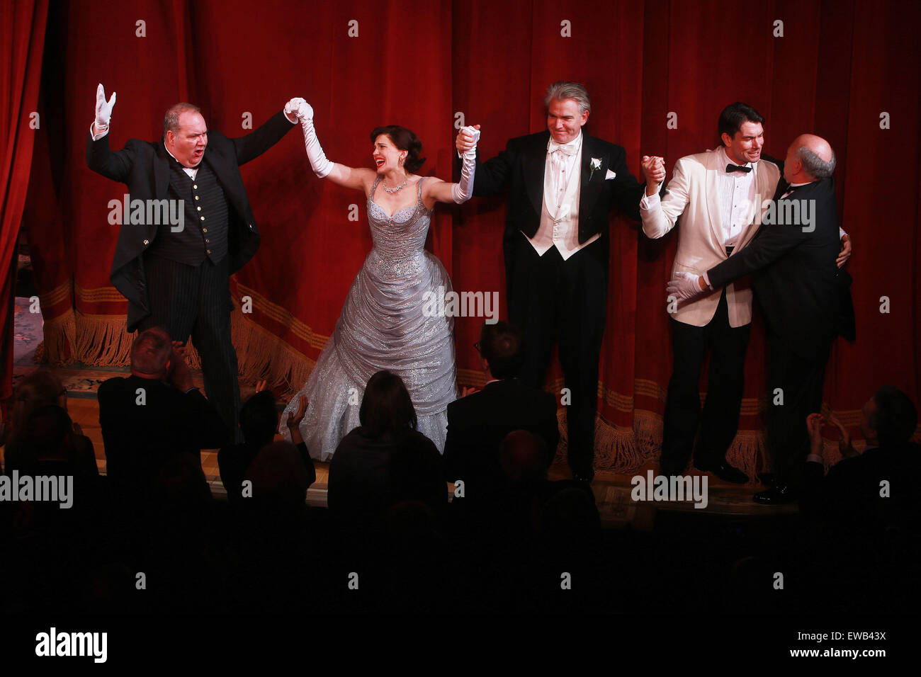 Opening night curtain call for Living On Love at the Longacre Theatre.  Featuring: Blake Hammond, Anna Chlumsky, Douglas Sills, Jerry O'Connell, Scott Robertson Where: New York City, New York, United States When: 20 Apr 2015 Stock Photo