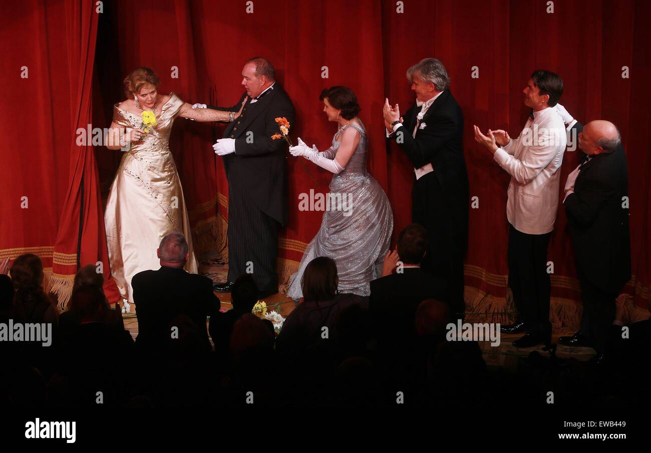 Opening night curtain call for Living On Love at the Longacre Theatre.  Featuring: Renee Fleming, Blake Hammond, Anna Chlumsky, Douglas Sills, Jerry O'Connell, Scott Robertson Where: New York City, New York, United States When: 20 Apr 2015 Stock Photo