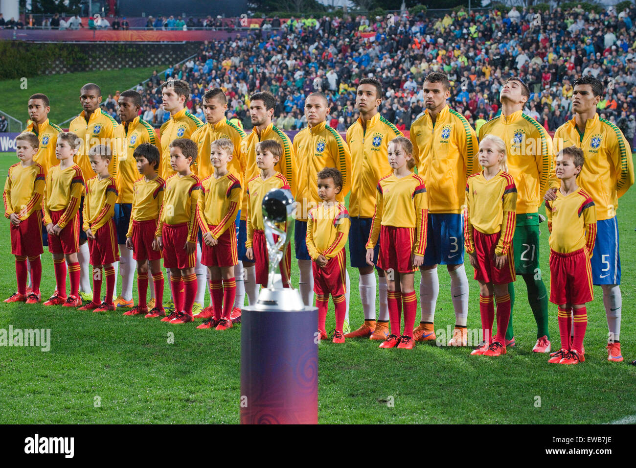 Auckland, New Zealand, Feature. 20th June, 2015. Auckland, New Zealand - June 20, 2015 - The FIFA U20 World Cup Trophy is displayed with Team Brazil in the background ahead of the FIFA U20 World Cup final match between Brazil and Serbia at North Harbour Stadium on June 20, 2015 in Auckland, New Zealand, Feature. Credit:  dpa/Alamy Live News Stock Photo