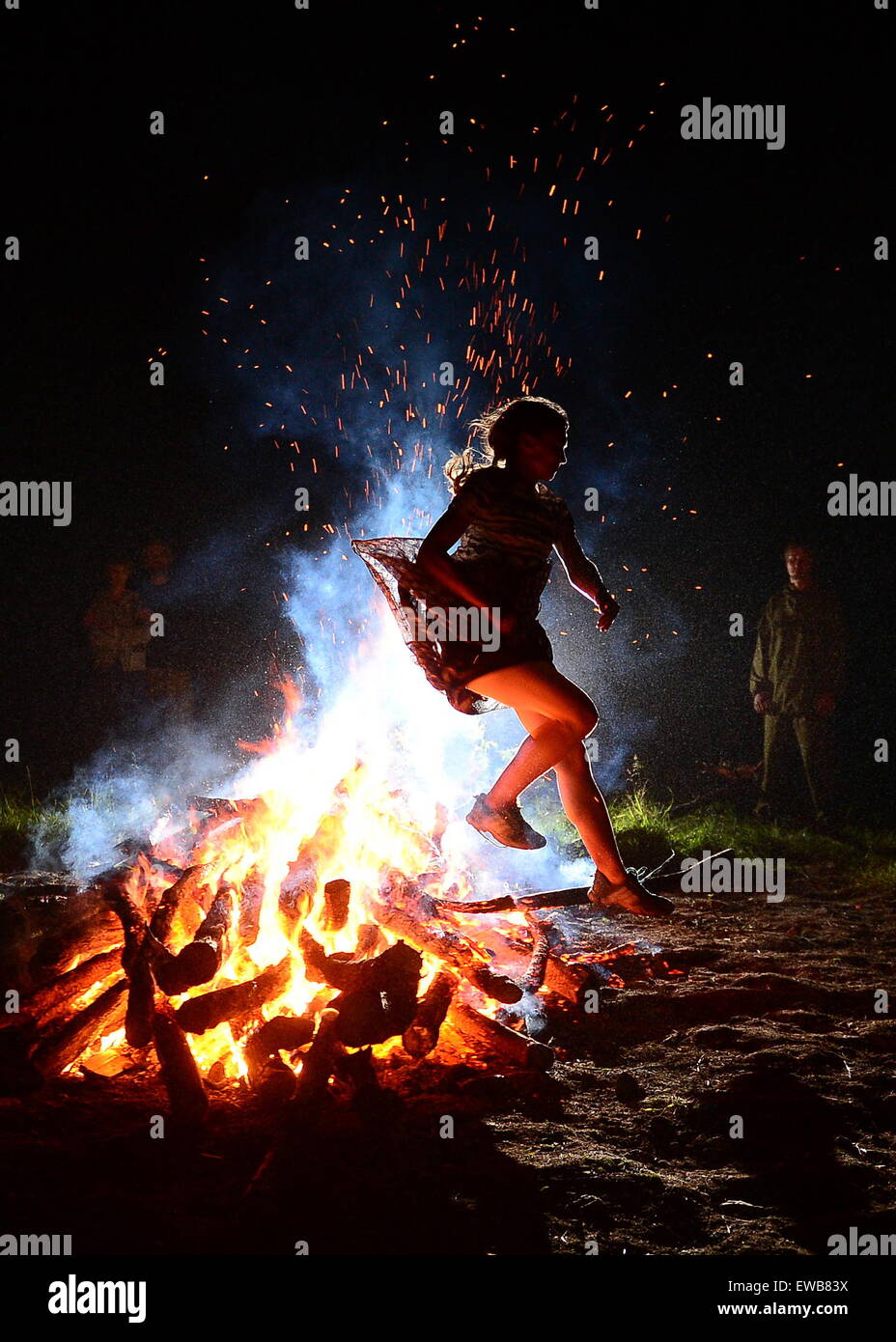Прыжки через костер. Девушка прыгает через костер. Праздник ивана купалы на украине. С праздником ивана купала. Праздник ивана купала прыжки через костер.