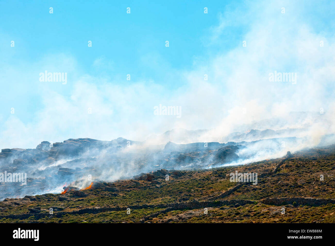 Griechenland, Kykladen, Mykonos, Feuer an der Bucht des Elia Beach, Stock Photo